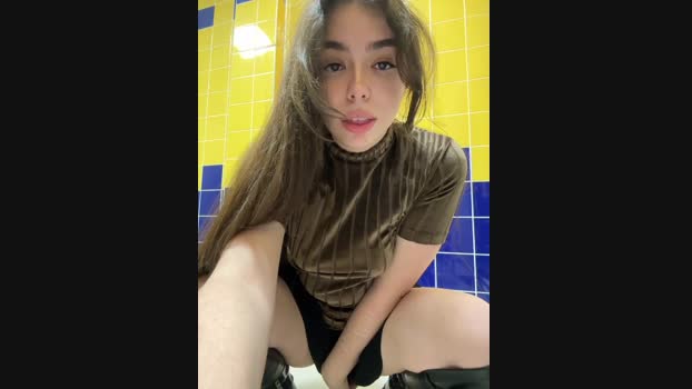 pantyless StripChat Female 25-01-2025