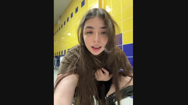 pantyless StripChat Female 25-01-2025