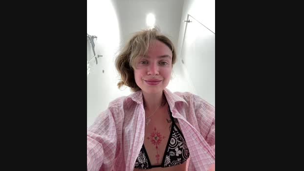 Miss_Elfie StripChat Female 01-02-2025