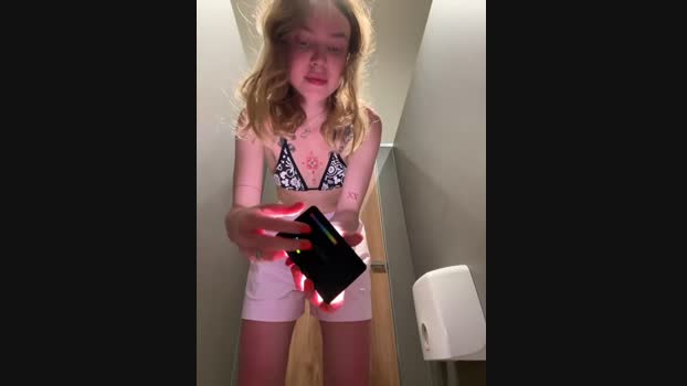 Miss_Elfie StripChat Female 01-02-2025