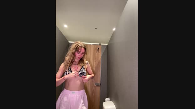 Miss_Elfie StripChat Female 01-02-2025