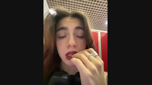 Lily__Belle StripChat Female 08-02-2025