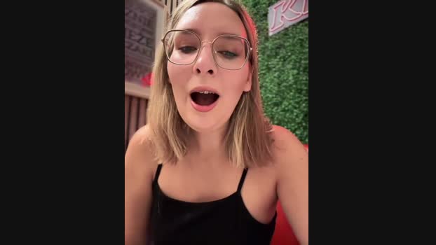 The_Snowwhitee StripChat Female 05-03-2025