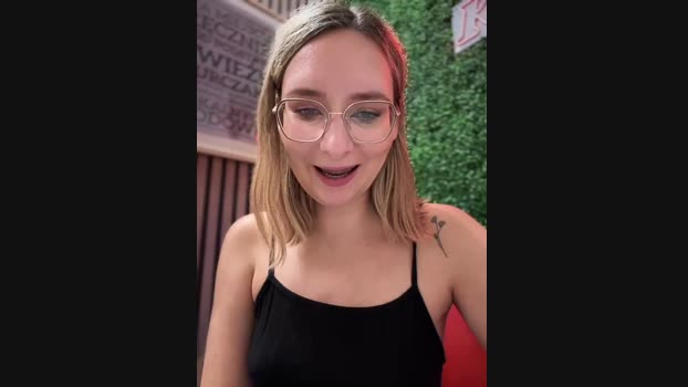 The_Snowwhitee StripChat Female 05-03-2025