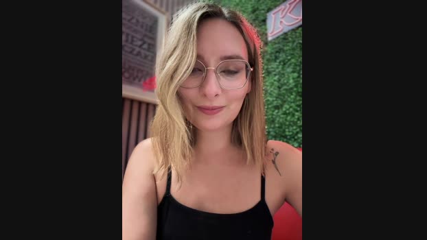 The_Snowwhitee StripChat Female 05-03-2025