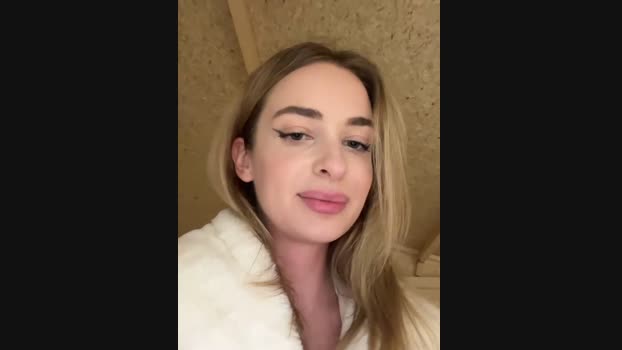 EvieEvans StripChat Female 11-03-2025