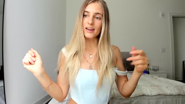 Vodka_Queen MyFreeCams Female 05-04-2025