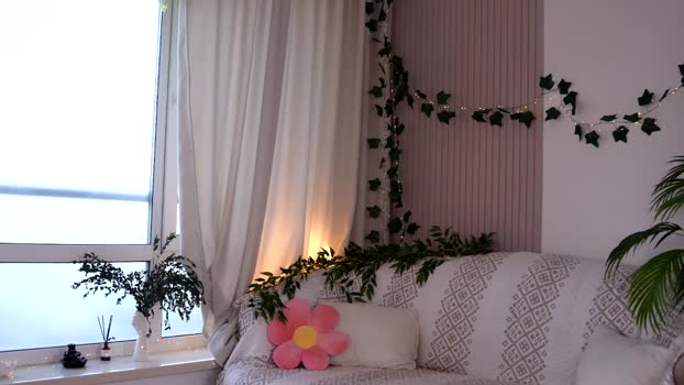 little_poetry Chaturbate Female 26-08-2025